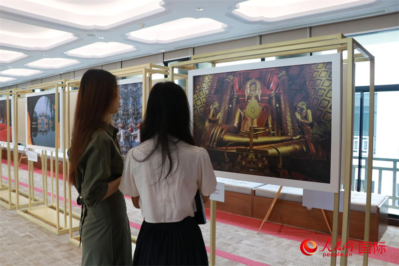 “遇見”攝影展現(xiàn)場(chǎng)。朱瀟逸攝