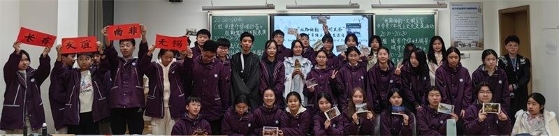 中南學生合影留念。