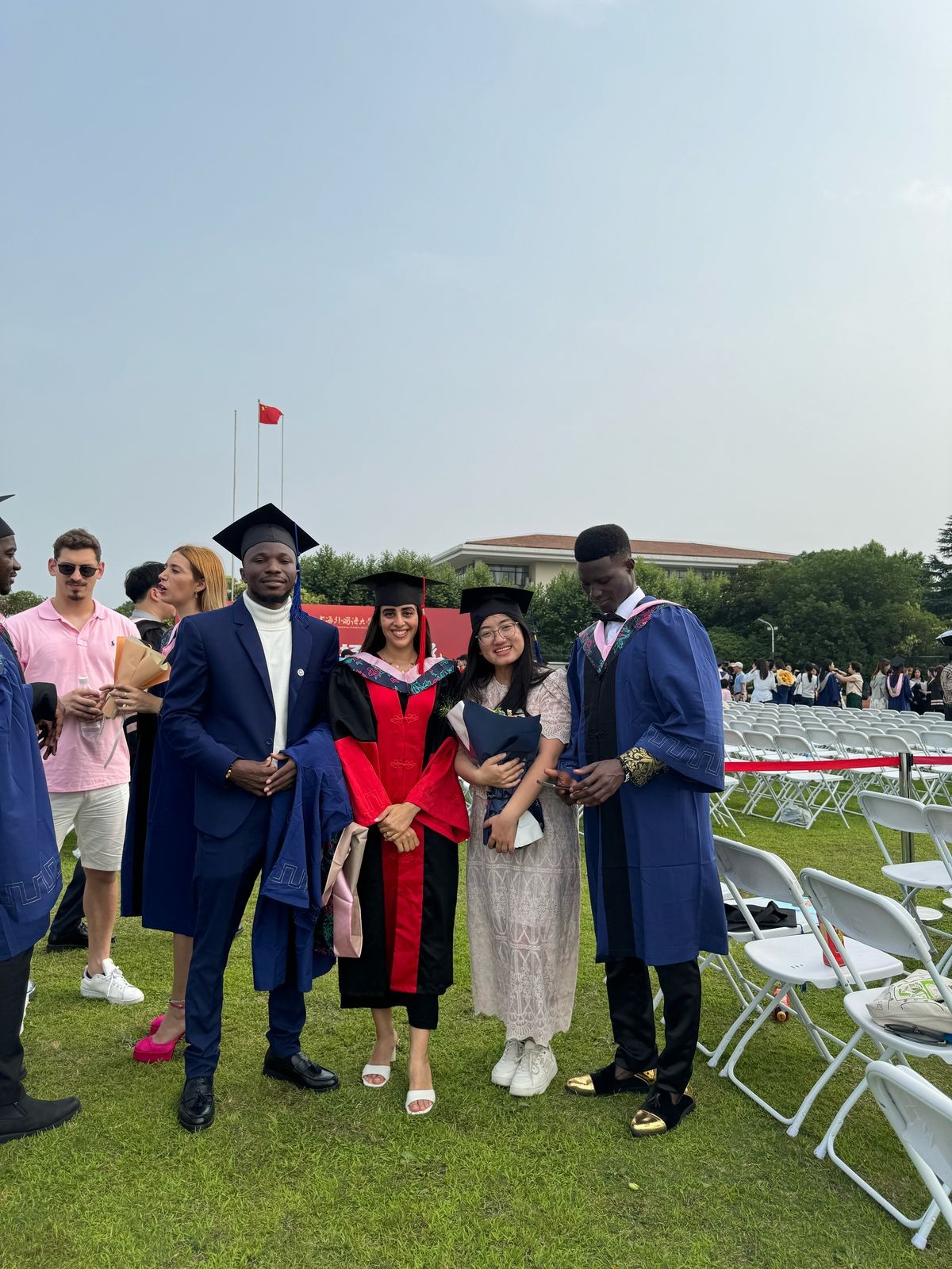 卡友琪（右三）在中國獲得學(xué)位后與同學(xué)合影。受訪者供圖