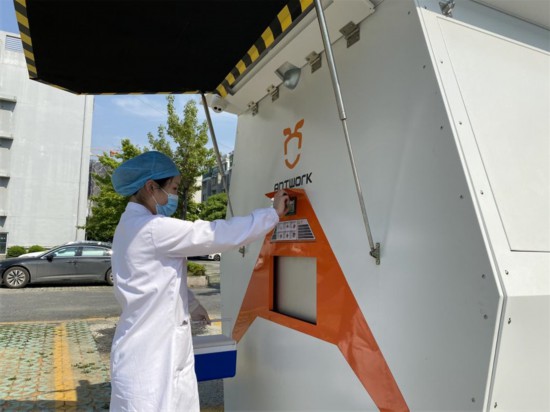 醫(yī)院接收無(wú)人機(jī)送來(lái)的醫(yī)療樣本。受訪者供圖