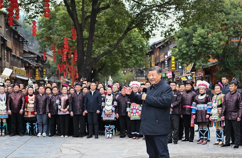 △今年3月17日，在貴州肇興侗寨考察時，習(xí)近平總書記同村民們親切交流。