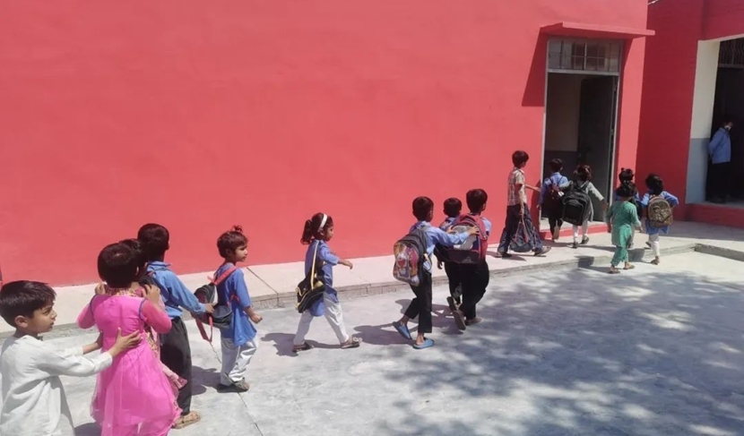 同學(xué)們走進(jìn)修繕一新的校園。中國電建集團(tuán)湖北工程有限公司供圖