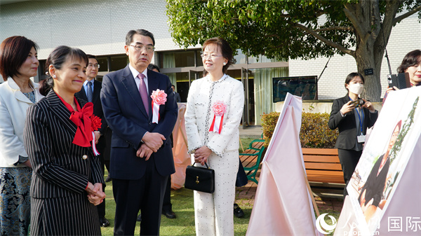 共同觀看女性成就圖片展。人民網(wǎng) 蔣曉辰攝