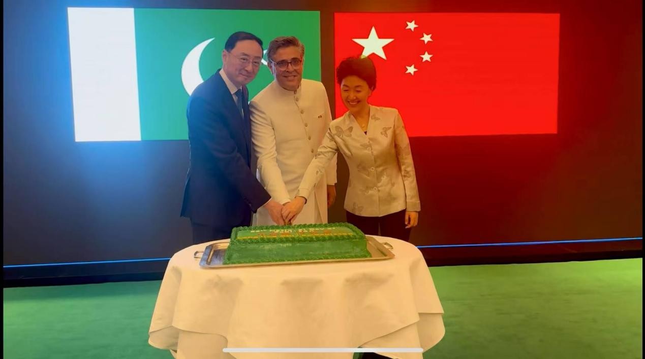 外交部副部長(zhǎng)孫衛(wèi)東（左）、巴基斯坦駐華大使卡里爾·哈什米（中）、中聯(lián)部副部長(zhǎng)孫海燕（右）共切蛋糕。巴基斯坦駐華大使館供圖