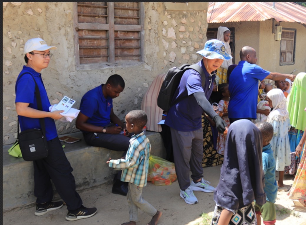 專家組向村民發(fā)放健康教育手冊和健康教育用品。專家組供圖