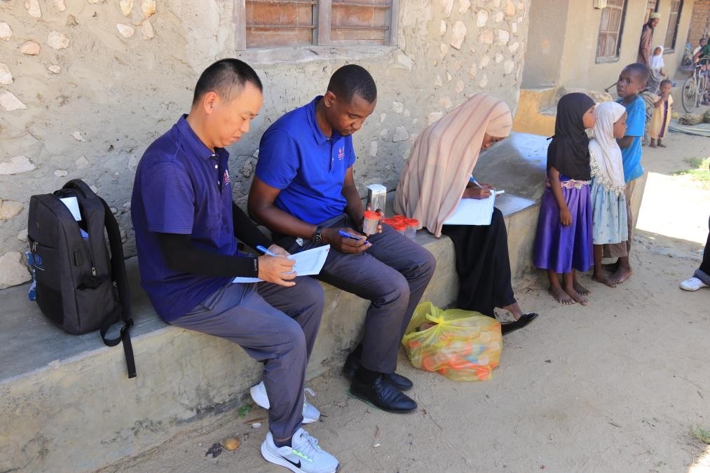 專家組指導非方疾控人員開展疾病篩查工作。專家組供圖