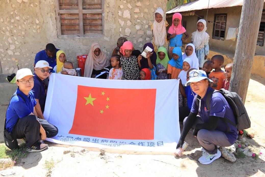 專家組與當地村民合影。專家組供圖