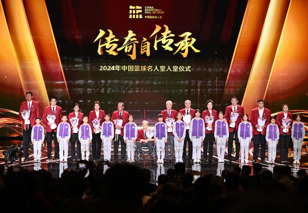 3月23日，在場的各屆中國籃球名人堂入堂人物在入堂儀式上合影留念。新華社記者 陳鐘昊 攝