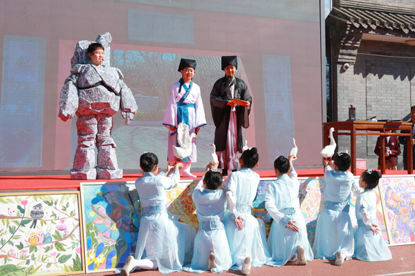 展覽開幕式上，府學(xué)學(xué)子上演情景劇《鵝池》。府學(xué)胡同小學(xué)供圖