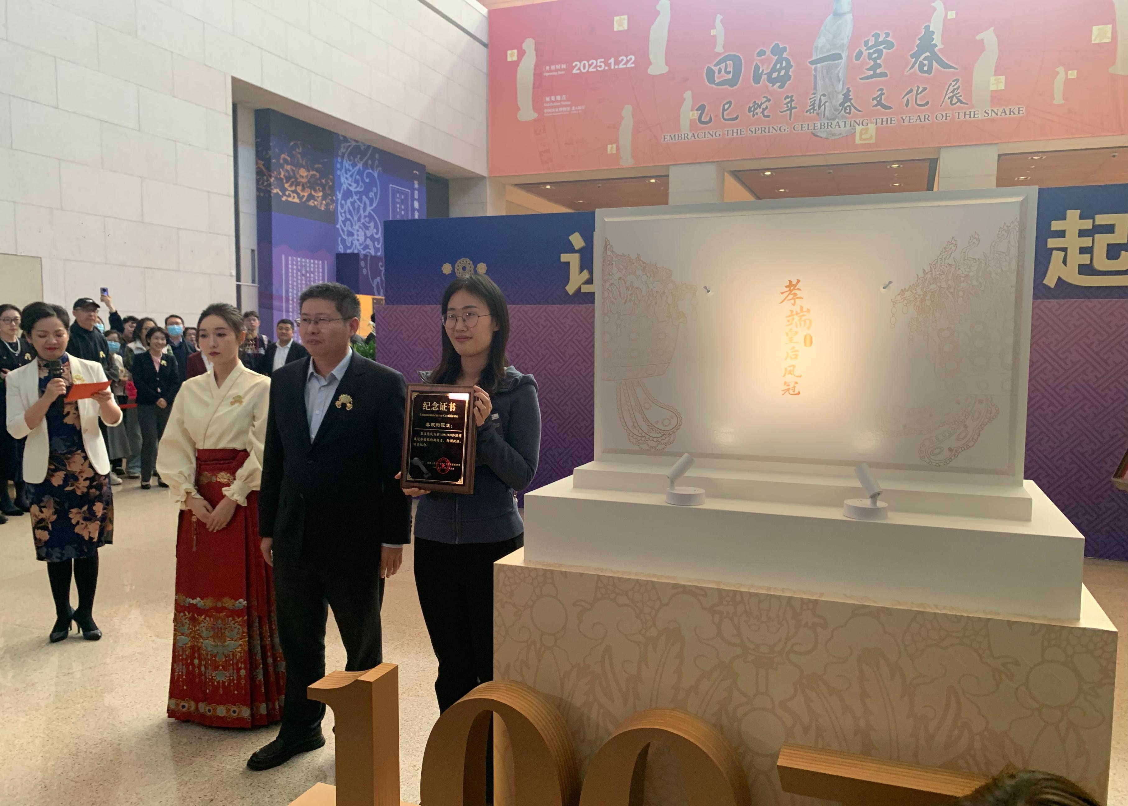 國(guó)博文創(chuàng)團(tuán)隊(duì)精心準(zhǔn)備了“紀(jì)念款鳳冠冰箱貼”和紀(jì)念證書贈(zèng)送給第100萬(wàn)件鳳冠冰箱貼的購(gòu)買者。人民網(wǎng)記者 劉穎穎攝