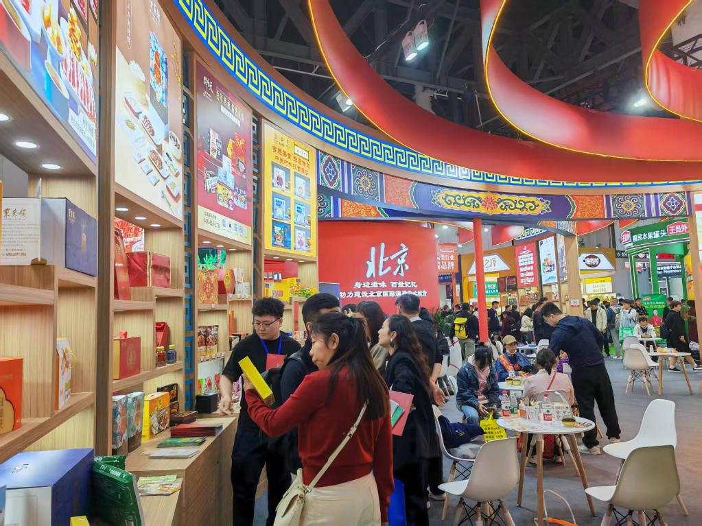 3月25日，在四川省成都市舉行的第112屆全國(guó)糖酒商品交易會(huì)中華老字號(hào)專區(qū)，展商們?cè)谡刮磺敖涣?。新華社記者 張海磊 攝
