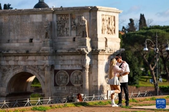 3月25日，在意大利羅馬，情侶在君士坦丁凱旋門前留影。新華社記者 李京 攝