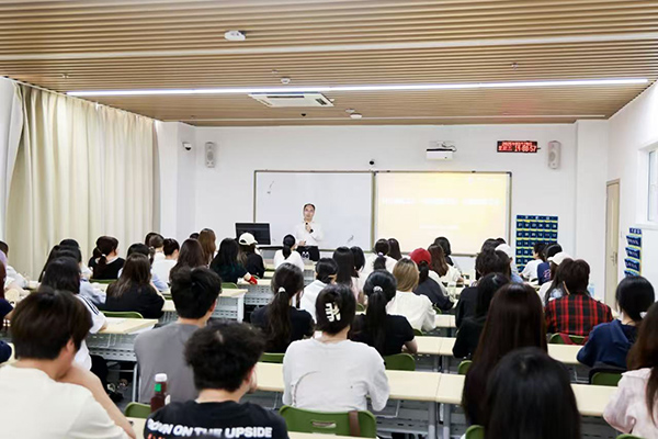 深圳職業(yè)技術(shù)大學(xué)黨委副書記、校長(zhǎng)許建領(lǐng)為學(xué)生授課。學(xué)校供圖