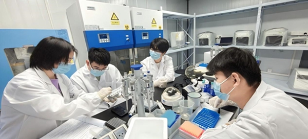 “個(gè)體基因解密實(shí)驗(yàn)”預(yù)實(shí)驗(yàn)課堂。東華大學(xué)供圖