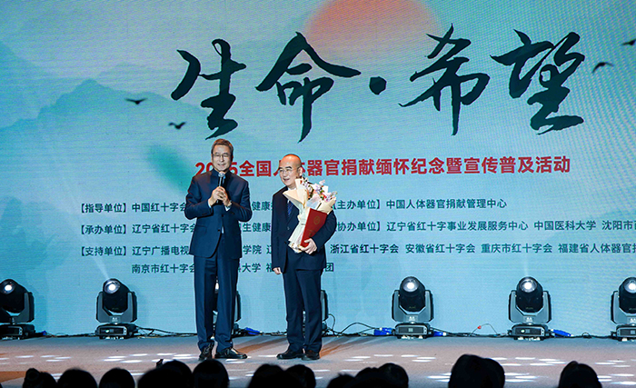 中國紅十字會副會長白巖松在現(xiàn)場采訪“人民英雄”張定宇教授。主辦方供圖