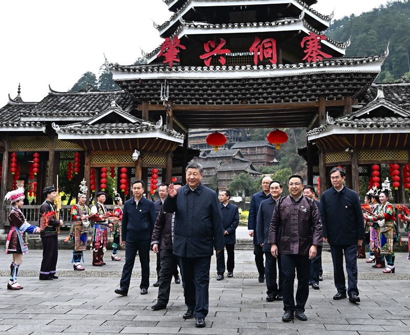 △3月17日下午，習(xí)近平總書記在貴州黔東南州黎平縣肇興侗寨考察時，在寨門口向身著民族盛裝歡迎的村民揮手致意。