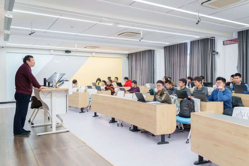 北航面向全校本科生開設《人工智能導論》通識必修課。校方供圖