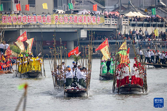 ?4月4日，選手在參加茅山會船盛會。新華社發(fā)（湯德宏 攝）