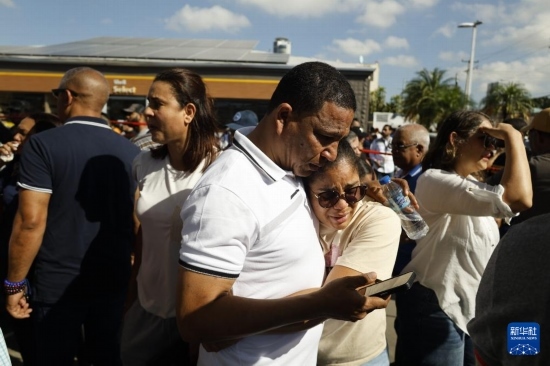  4月8日，人們聚集在多米尼加首都圣多明各的夜總會屋頂坍塌事故現(xiàn)場附近。新華社發(fā)