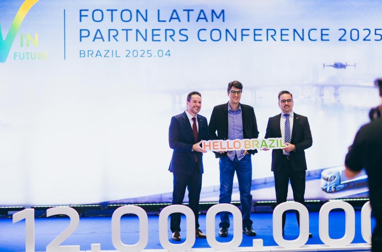 當(dāng)?shù)貢r(shí)間4月8日，福田汽車(chē)2025拉美合作伙伴大會(huì)暨巴西工廠首車(chē)下線儀式在巴西圣保羅舉行。福田巴西工廠供圖