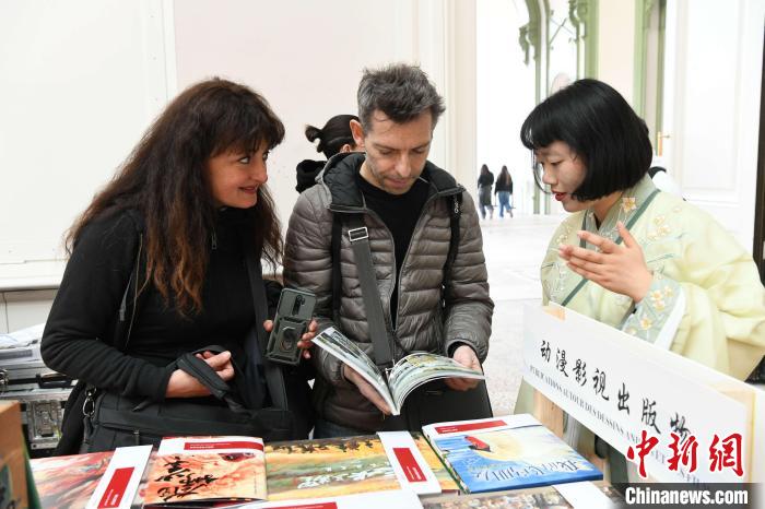當(dāng)?shù)貢r間4月11日，2025年巴黎圖書節(jié)在巴黎大皇宮揭幕。中國出版代表團(tuán)攜千余種中國精品圖書亮相展會。 中新社記者 李洋 攝