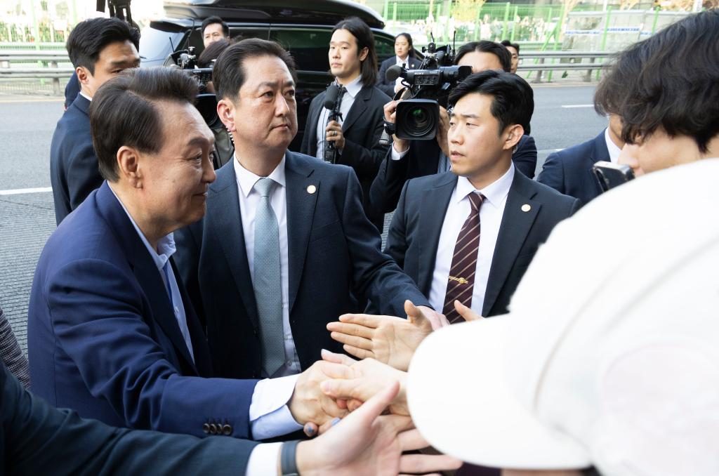 4月11日，韓國(guó)前總統(tǒng)尹錫悅（左一）在離開首爾漢南洞官邸時(shí)與支持者握手。新華社發(fā)（全休相攝）