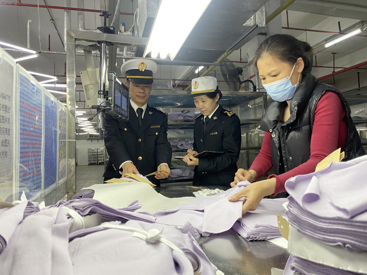黃埔海關關員到毛織企業(yè)開展調(diào)研。周青攝
