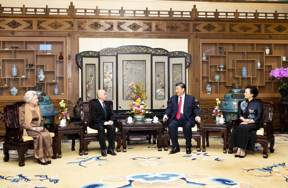 2023年2月24日，國家主席習(xí)近平和夫人彭麗媛在北京釣魚臺(tái)國賓館養(yǎng)源齋親切會(huì)見柬埔寨國王西哈莫尼和太后莫尼列。