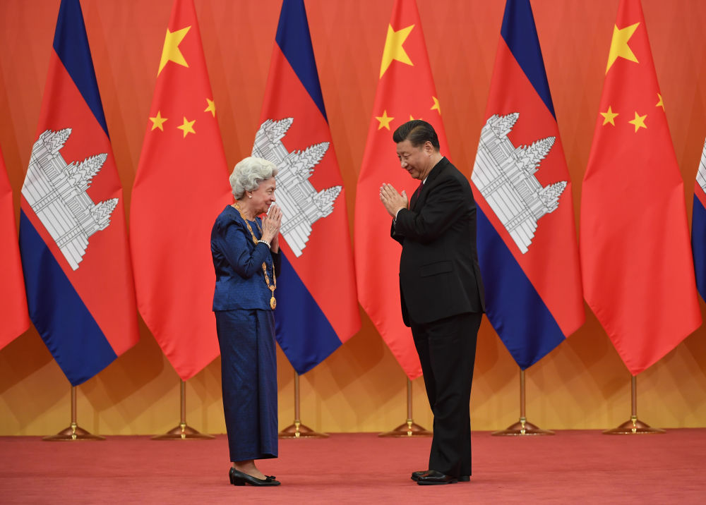 2020年11月6日，國家主席習(xí)近平在北京人民大會(huì)堂為柬埔寨太后莫尼列舉行中華人民共和國“友誼勛章”頒授儀式。
