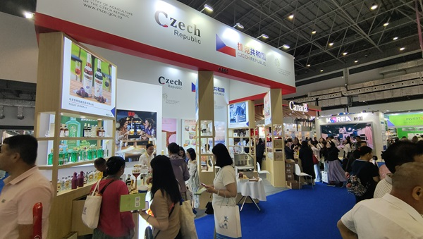 觀展者在各國展臺采購、咨詢。人民網記者 李彤攝