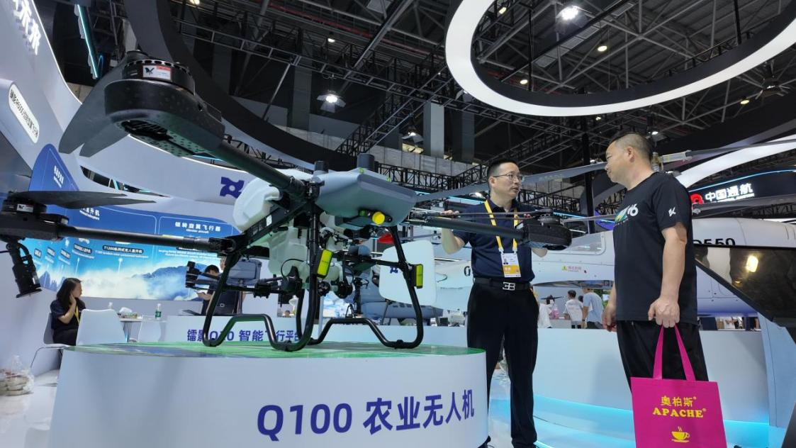 低空經濟展區(qū)展出的農業(yè)無人機裝備。人民網 歐陽易佳攝