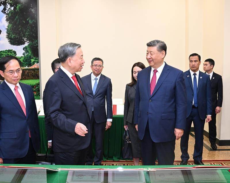 4月14日，習(xí)近平總書記在越共中央駐地同越共中央總書記蘇林舉行會談。這是會談后，兩黨總書記共同見證中越雙方簽署的45份雙邊合作文本展示。
