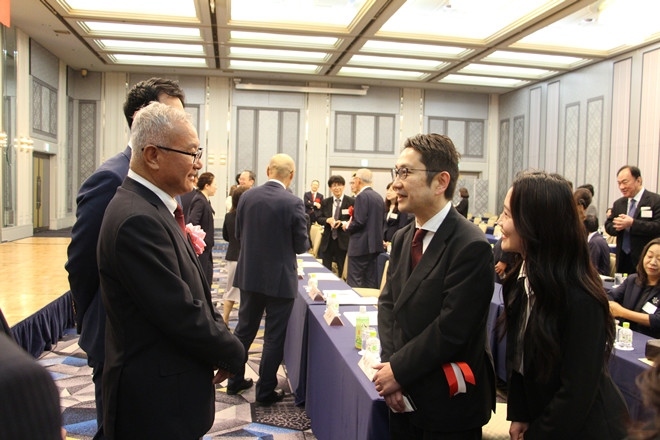 與會(huì)嘉賓熱切交流。中國(guó)駐福岡總領(lǐng)館供圖