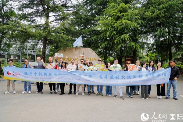 4月21日，人民網(wǎng)“一帶一路”青年友好交流活動(dòng)走進(jìn)洛陽。人民網(wǎng)記者 魯揚(yáng)攝
