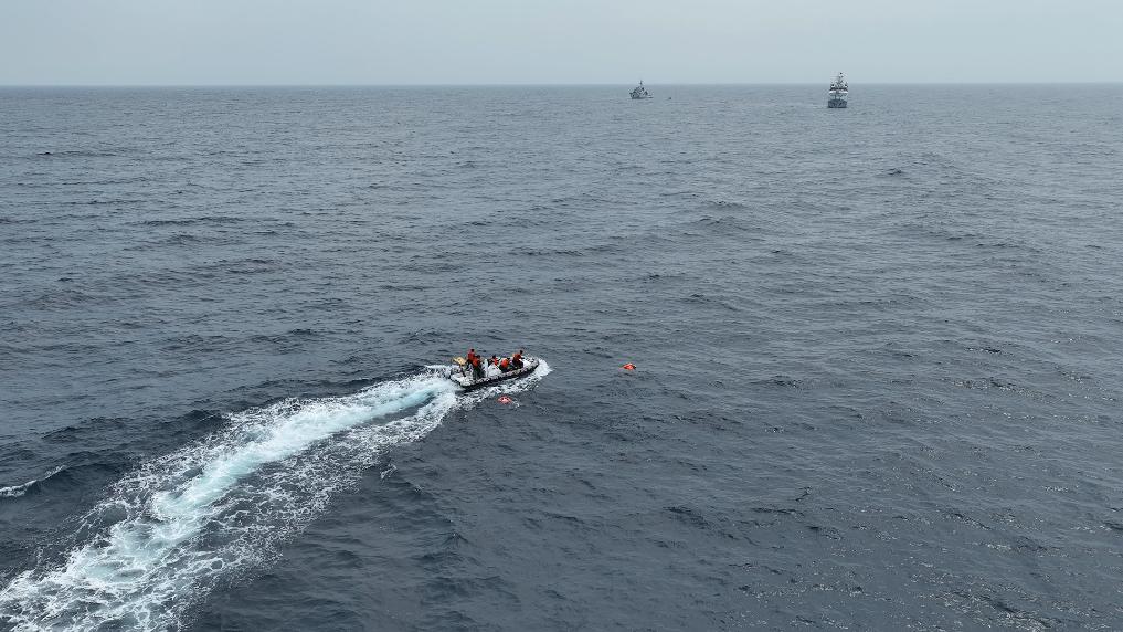 4月23日，中越海警開展海上聯(lián)合搜救演練，模擬營救落水人員。（中國海警供圖）
