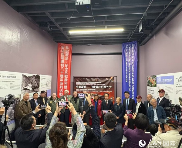“中美友好——飛虎隊(duì)在廣西”圖片展開幕式現(xiàn)場(chǎng)。人民網(wǎng)記者 鄧圩攝