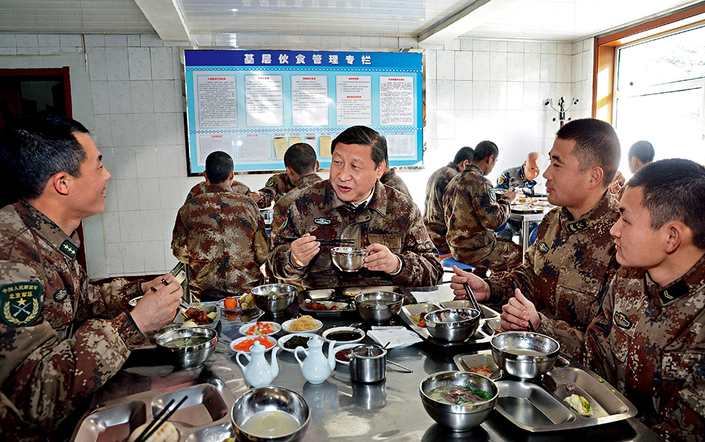 2014年1月26日，習(xí)近平主席專程來到內(nèi)蒙古軍區(qū)邊防某部，親切看望慰問戍邊官兵。這是在連隊食堂，習(xí)近平主席同戰(zhàn)士們一起用餐。