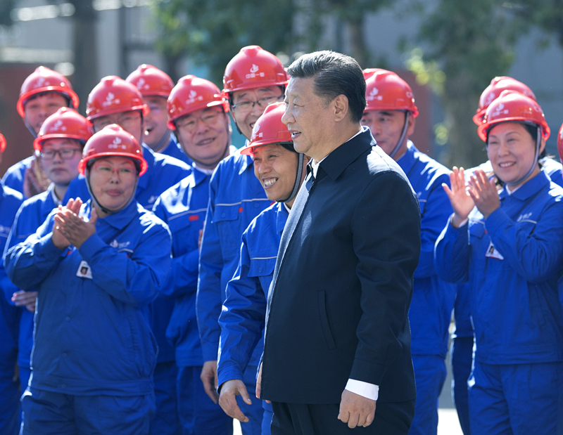 2018年9月26日，在中國(guó)一重集團(tuán)，習(xí)近平總書記走到工人中間，同大家親切交流。