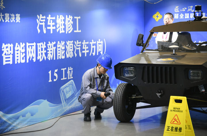 2024年9月11日，由全國總工會、人力資源和社會保障部等單位主辦的第八屆全國職工職業(yè)技能大賽決賽在陜西開幕。這是選手在位于西安國際會展中心的比賽場地參加汽車維修工（智能網(wǎng)聯(lián)新能源汽車方向）工種比賽。新華社記者 張博文 攝