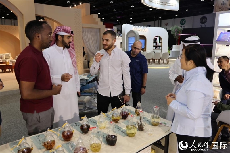 在“閱讀中國”館，當(dāng)?shù)刈x者通過品味中國茶，了解中國文化。人民網(wǎng)記者 張志文攝