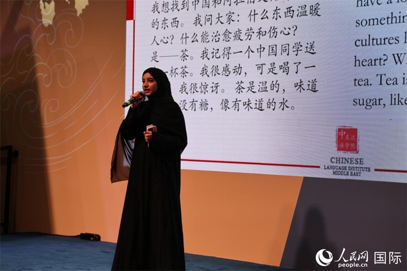 第四屆“阿聯(lián)酋眼中的中國”中文比賽上，一位阿聯(lián)酋漢語學(xué)習(xí)者與觀眾分享對中國茶文化的思考。人民網(wǎng)記者 張志文攝
