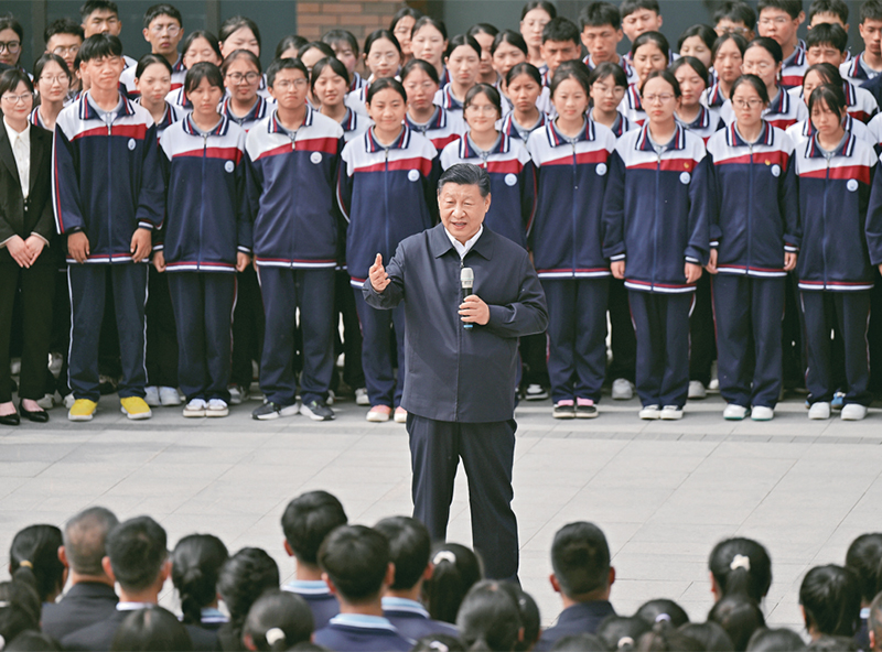 2024年6月18日至19日，中共中央總書記、國家主席、中央軍委主席習(xí)近平在青?？疾臁＿@是18日下午，習(xí)近平在果洛西寧民族中學(xué)考察時，同師生們親切交流。 新華社記者 岳月偉/攝