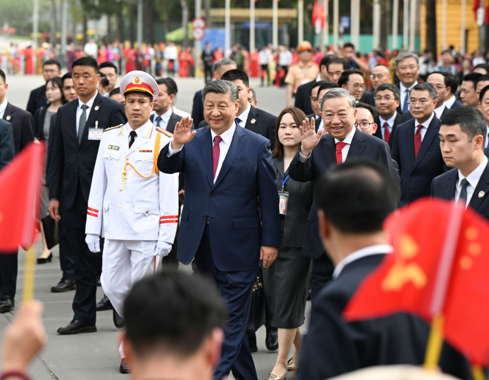 4月14日，中共中央總書記、國(guó)家主席習(xí)近平抵達(dá)河內(nèi)對(duì)越南進(jìn)行國(guó)事訪問。當(dāng)日下午，越共中央總書記蘇林為習(xí)近平舉行隆重歡迎儀式。這是歡迎儀式后，習(xí)近平和蘇林一同步行前往越共中央駐地舉行會(huì)談時(shí)，向歡迎人群揮手致意。新華社記者 張領(lǐng) 攝