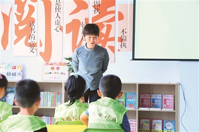 田桂月帶領(lǐng)孩子共讀繪本《點(diǎn)》。李澤罡攝