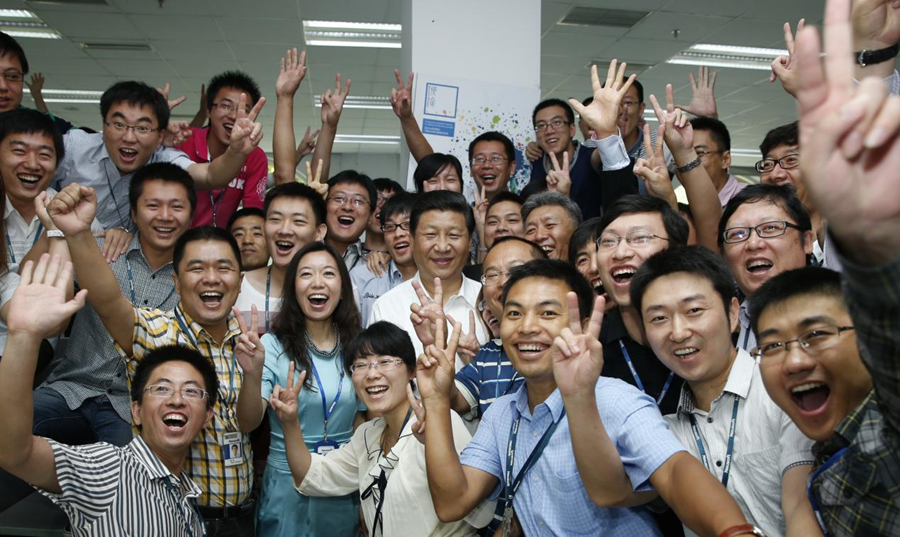 2013年8月29日，習近平總書記在東軟集團（大連）有限公司同年輕員工親切合影。新華社記者 鞠鵬 攝