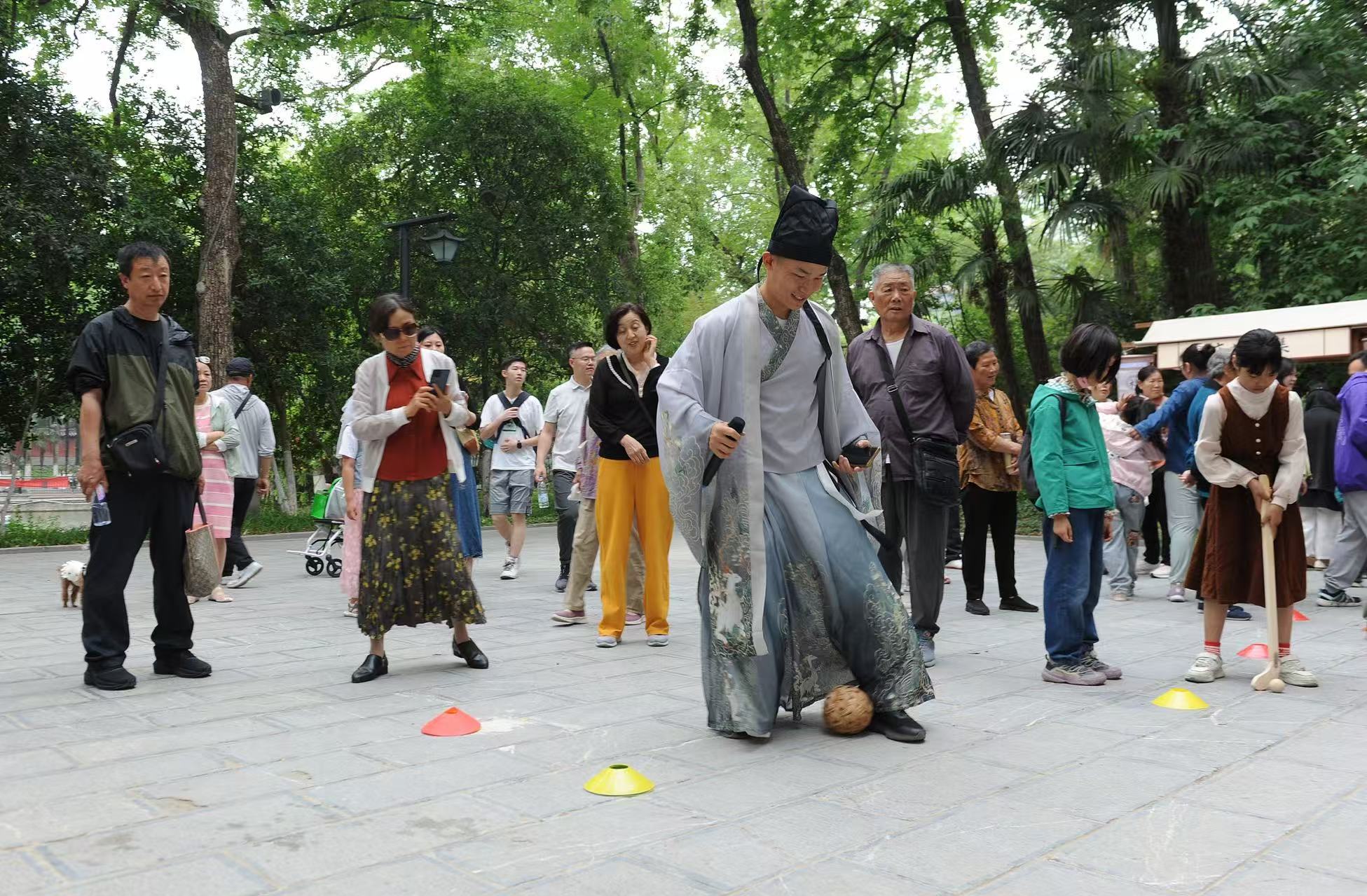 2025年5月3日，安徽省合肥市包公園景區(qū)，游客正在參與“蹴鞠”體育活動。（圖片來源：視覺中國）