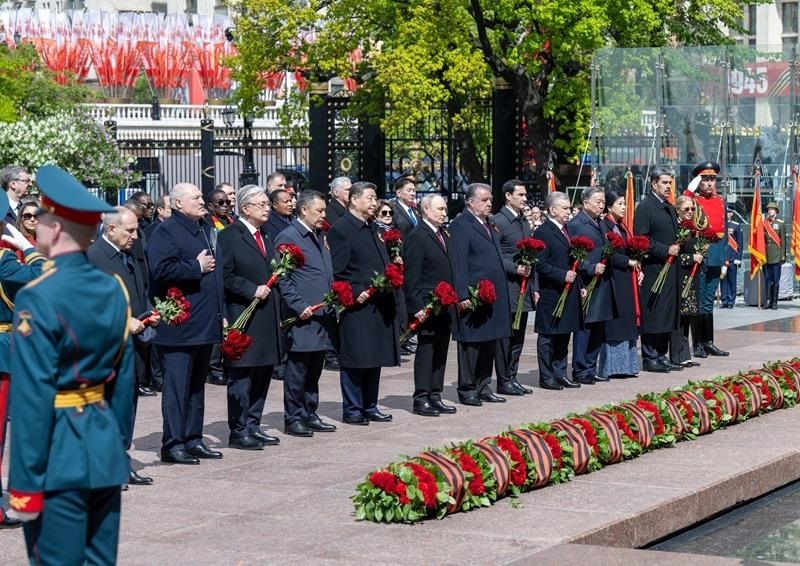 △當?shù)貢r間5月9日，紀念蘇聯(lián)偉大衛(wèi)國戰(zhàn)爭勝利80周年慶典結(jié)束后，習近平主席同其他國家領(lǐng)導(dǎo)人一起從紅場來到亞歷山大花園，向無名烈士墓獻花，并肅立默哀。