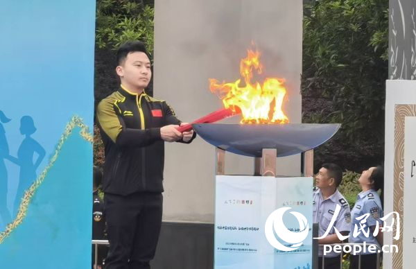 在活動開幕式上，馮喆點燃火炬。人民網(wǎng)記者 楊磊攝