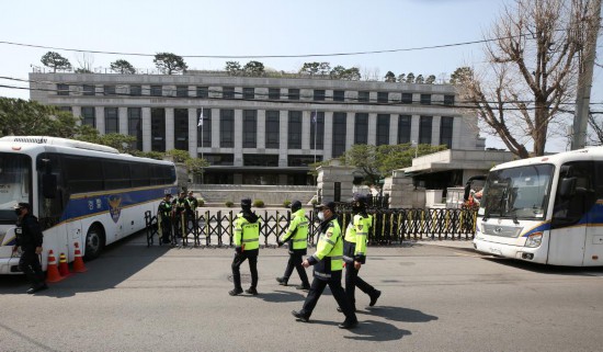 4月3日，在韓國首爾，警察在韓國憲法法院前執(zhí)勤。新華社記者姚琪琳攝
