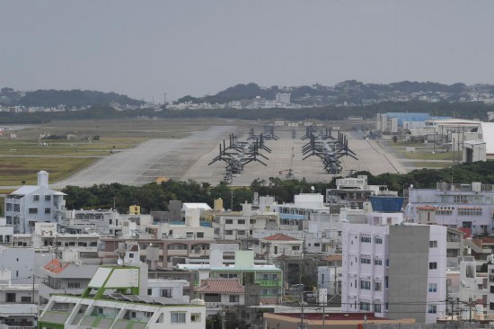 這是2023年11月25日在日本沖繩美軍普天間基地駐留的“魚鷹”運(yùn)輸機(jī)（資料照片）。新華社記者馮武勇攝